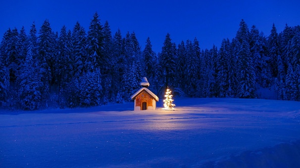 Eine einsame Kapelle im Schnee | Bild: mauritius images / Blickwinkel / Alamy / Alamy Stock Photos