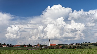 Cumulonimbus Gewitter oder Quellwolken | Bild: picture alliance  blickwinkel A. Hartl