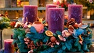 Adventskranz mit lila Kerzen, Eukalyptus und getrockneten Zitronenscheiben | Bild: mauritius images/ Wilfried Wirth / Alamy / Alamy Stock Photos