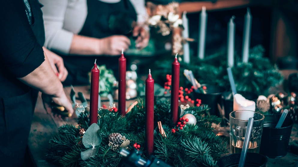 Schöne Ideen, den Adventskranz zu schmücken | Bild: mauritius images / Katarina Gondova / Alamy / Alamy Stock Photos