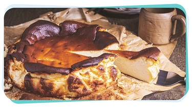Ohne Boden und leicht verbrannte Oberfläche - so gehört sich der baskische Käsekuchen | Bild: mauritius images / Ingrid Balabanova / Alamy / Alamy Stock Photos