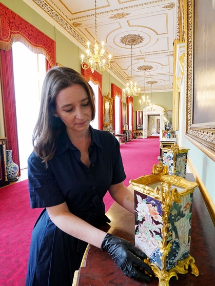 Letzte Vorbereitungen werden im Hauptkorridor getroffen, wo sich eine Mitarbeiterin des Royal Collection Trust um die ausgestellten Objekte im Ostflügel des Buckingham Palace kümmert.
| Bild: dpa-Bildfunk/Jonathan Brady