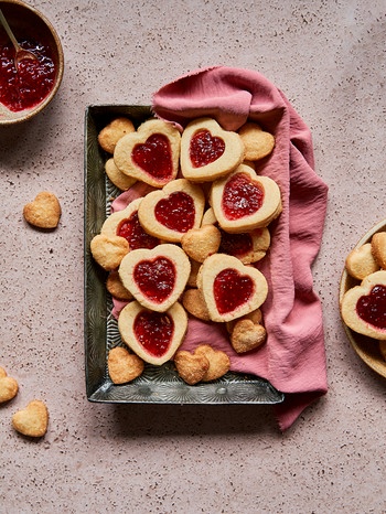 Linzer Herzen auf einem Backblech | Bild: mauritius images / The Picture Pantry / Emilie Dorange