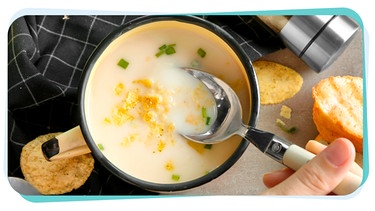 Köstliche Kartoffelsuppe, garniert mit Chips | Bild: mauritius images / Alamy / Leonid Iastremskyi /Montage BR