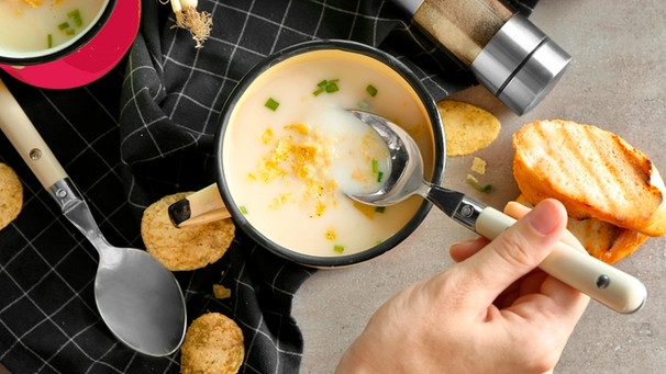 Köstliche Kartoffelsuppe, garniert mit Chips | Bild: mauritius images / Alamy / Leonid Iastremskyi