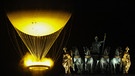 Das Olympische Feuer schwebt hinter der Statue der Quadriga auf dem Arc de Triomphe du Carrousel im Tuileriengarten. Die Schale mit dem Feuer hängt an einem Ballon. | Bild: dpa-Bildfunk/Jan Woitas