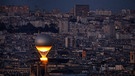 Der Kessel mit dem Olympischen Feuer fliegt an einem Ballon befestigt über Paris, vom Eiffelturm aus gesehen | Bild: dpa-Bildfunk/Geoffroy Van Der Hasselt