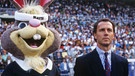 1988 steht bei der Fußball EM in Deutschland Franz Beckenbauer neben dem Maskottchen Bernie. | Bild: picture alliance / Pressefoto Rudel | Herbert Rudel