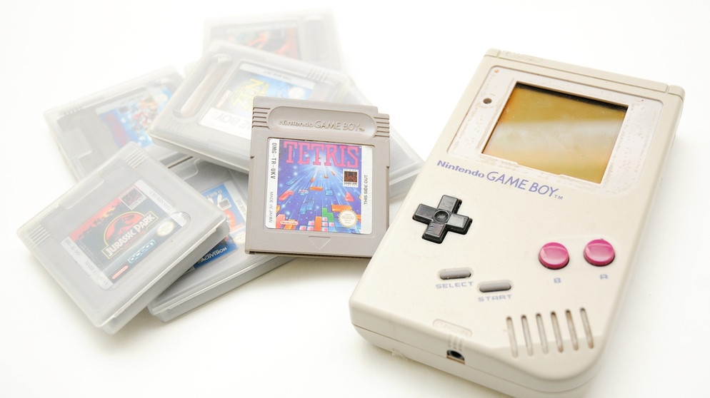 Game Boy aus dem Jahr 1989, daneben liegen Spiele wie Tetris. | Bild: picture alliance / empics | Geoff Kirby