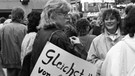 1988 gingen die Menschen auf die Straße und demonstrierten für eine neue Gesundheitsreform. | Bild: picture alliance / Klaus Rose | Klaus Rose