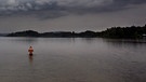 Mann steht im See, während ein Gewitter aufzieht. | Bild: picture-alliance dpa  Karl-Josef Hildenbrand