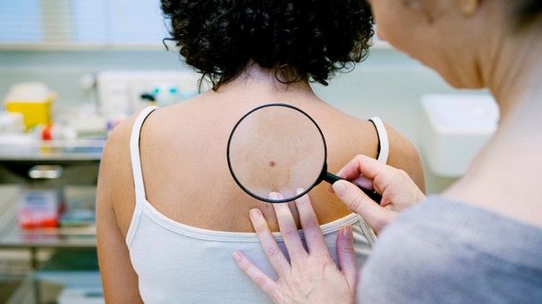Arzt untersucht Frau  | Bild: mauritius-images