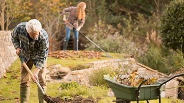 Mann und Frau arbeiten im Garten, Herbst | Bild: mauritius images / Hoxton / Justin Pumfrey