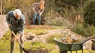 Mann und Frau arbeiten im Garten, Herbst | Bild: mauritius images / Hoxton / Justin Pumfrey