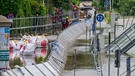 Mitarbeiter der Wasserwacht kontrollieren die provisorischen Schutzwände an der Donau in der Altstadt. Seit Tagen kämpfen die Helfer in Bayern gegen die Flut und ihre Folgen. | Bild: picture alliance/dpa | Peter Kneffel