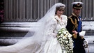 Prinz Charles und Diana verlassen, frisch verheiratet die St. Pauls Cathedral. | Bild: picture alliance / Photoshot | -