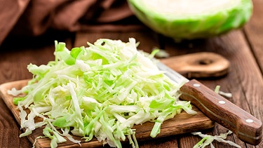 Geschnittenes Weißkraut liegt auf einem Küchenbrett | Bild: mauritius images / Sea Wave / Alamy / Alamy Stock Photos