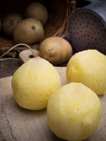 Kartoffelknödel | Bild: mauritius images / Westend61 / Larissa Veronesi