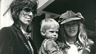 Schauspielerin Anita Pallenberg (verstorben 2017) und ihr Freund, Gitarrist Keith Richards mit dem gemeinsamen Sohn Marlon, etwa im Jahr 1973 | Bild: BR/Keystone Press Agency