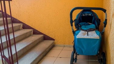 Kinderwagen in Flur? Das kann erlaubt sein.  | Bild: mauritius images / VPales / Alamy / Alamy Stock Photos