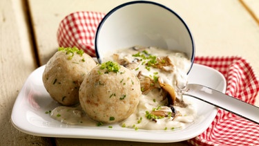 Knödel mit Rahmschwammerl | Bild: mauritius images / foodcollection