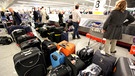 Herumstehendes Gepäck am Flughafen | Bild: mauritius images / Urs Flüeler