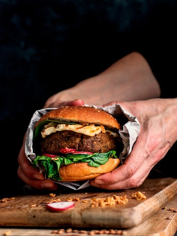 Ein feiner Cheeseburger mit Patties aus schwarzen Linsen | Bild: mauritius images / The Picture Pantry / Olga Vila