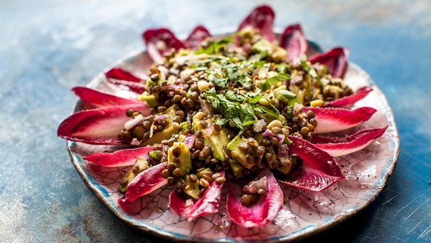 Mit Radiccio angerichteter Linsensalat. | Bild: mauritius images / foodcollection / Lara Jane Thorpe