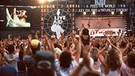 Blick auf die Bühne des Live Aid in London, während des legendären Auftritts von Queen.  | Bild: picture-alliance/ dpa | Norbert Försterling