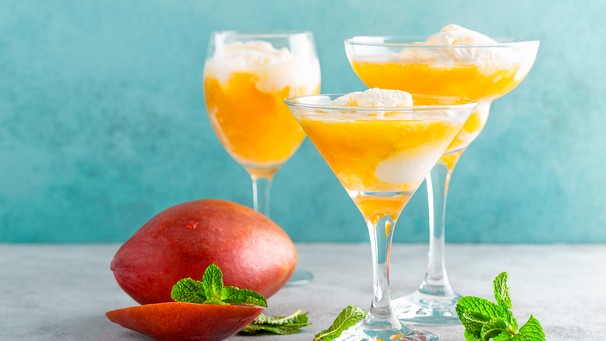 Eine Cocktail ohne Alkohol mit Mango und Minze | Bild: mauritius images / Sea Wave / Alamy / Alamy Stock Photos
