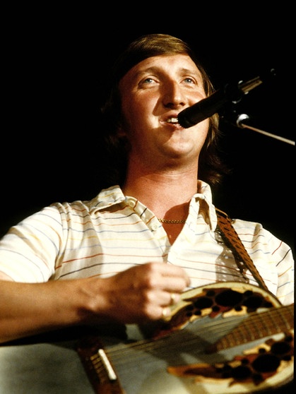 Mike Krüger steht mit Gitarre hinter einem Mikrofon und singt. | Bild: picture-alliance / jazzarchiv | Hardy Schiffler