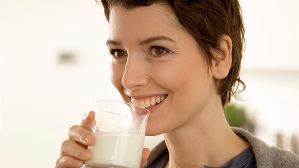 Frau trinkt Milch au einem Glas | Bild: mauritius images / Onoky