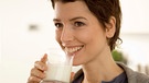 Frau trinkt Milch au einem Glas | Bild: mauritius images / Onoky
