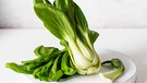 Pak Choi auf einem weißen Brett. | Bild: mauritius images / foodcollection / Magdalena Hendey