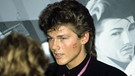 Morten Harket mit rosa Krawatte und Kussmund auf der Wange. | Bild: picture-alliance/dpa