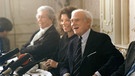 Victor von Bülow (Loriot), Evelyn Hamann und Katharina Brauen bei der Pressekonferenz von "Ödipussi" 1988 in Ost-Berlin. | Bild: picture alliance / ADN | ZB