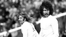 Die Fußballer Paul Breitner und Günter Netzer gemeinsam auf dem Spielfeld. | Bild: picture-alliance/dpa