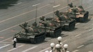 Bei der Demonstration auf dem Tiananmen-Platz in Peking stellt sich ein Mann gegen vier anrollende Militär-Panzer. | Bild: picture alliance / AP Photo | Jeff Widener