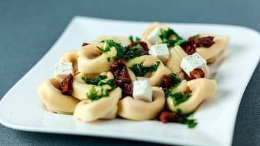 Ein Teller Tortellini mit Sauce  | Bild: mauritius images / Daniel Reiter / Alamy / Alamy Stock Photos