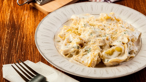 Ein Teller mit Tortellini mit Sahnesauce | Bild: mauritius images / Sławomir Fajer / Alamy / Alamy Stock Photos