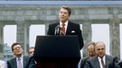 US-Präsident Ronald Reagan im Jahr 1987 bei seiner Rede vor dem Brandenburger Tor in Berlin. | Bild: picture alliance / Dieter Klar | Dieter Klar