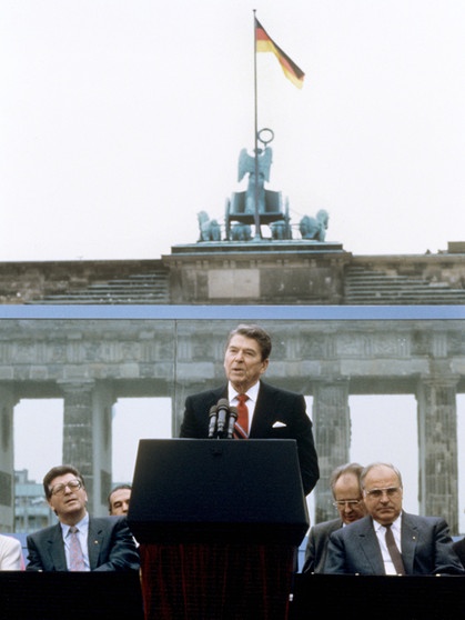 US-Präsident Ronald Reagan im Jahr 1987 bei seiner Rede vor dem Brandenburger Tor in Berlin. | Bild: picture alliance / Dieter Klar | Dieter Klar