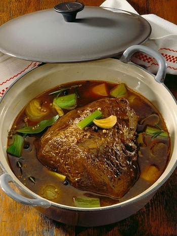 In einem Bräter liegt ein Stück Sauerbraten mit Soße. | Bild: mauritius images / foodcollection