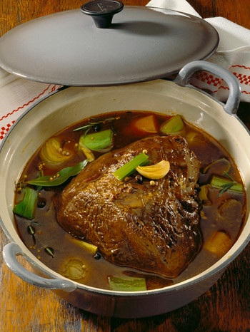 In einem Bräter liegt ein Stück Sauerbraten mit Soße. | Bild: mauritius images / foodcollection