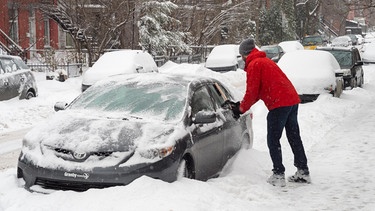 Ein Mann befreit sein Auto von Schnee | Bild: mauritius images / Marc Bruxelle / Alamy / Alamy Stock Fotos