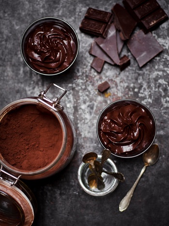 Schokoladenmousse im Glas mit Schlagsahne daneben. | Bild: mauritius images / Westend61 / Canan Czemmel