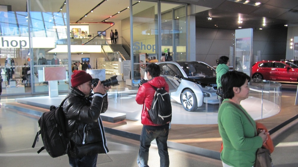 Münchner Baugeschichten: BMW-Welt | Geschichten | BR Fernsehen ...