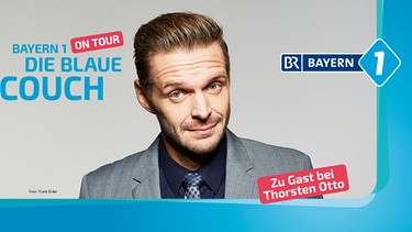 Thorsten Otto begrüßt Florian Schröder als gast bei der Blauen Couch on Tour im Ballhaus Rosenheim | Bild: Frank Eidel