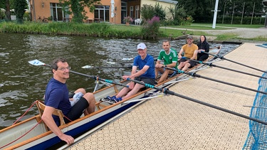 Rudern lernen am Dutzendteich: Ausbilder Thomas Singer erteilt Reiner Claus, Julian Köhler, Simon Brehm und Daniele Thiele (v.l.n.r.) eine Schnupperruder-Stunde. | Bild: BR/Schiele, Christian