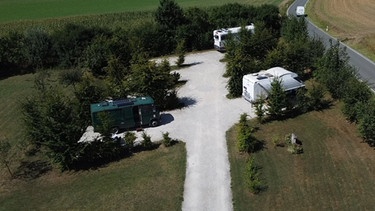 Luftbild von Wohnmobilstellplätzen in Prüllsbirkig bei Pottenstein | Bild: BR/Jochen Schlawne